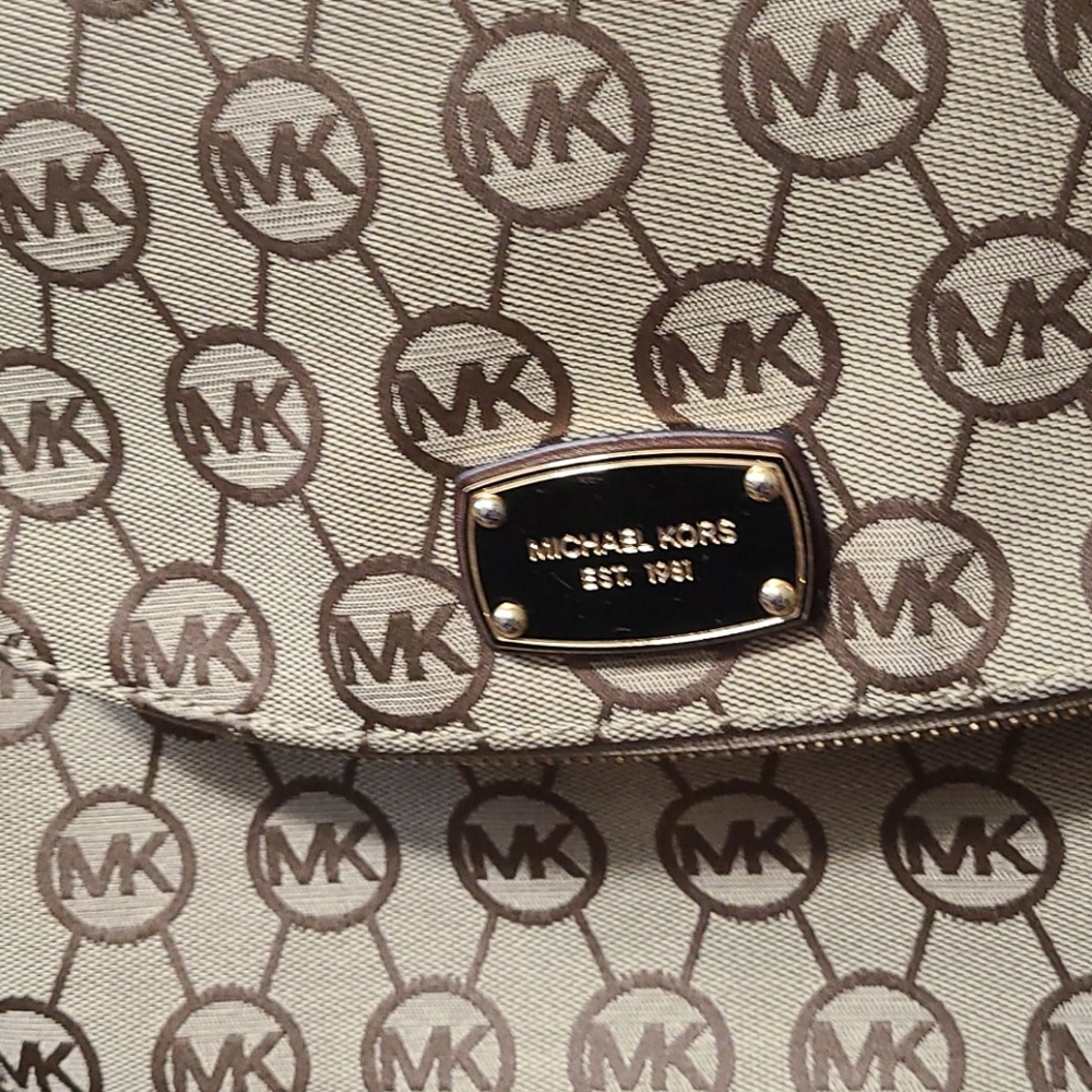 Authentic Michael kors cross body purse. - Picture 3 of 16